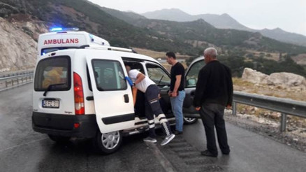 Burdurda hafif ticari araç bariyere çarptı: 9 yaralı