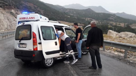 Hafif ticari araç bariyere çarptı: 9 yaralı