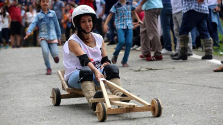 Formulaz tahta araba yarışları nefes kesti