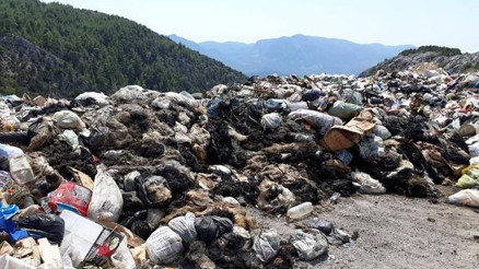 Gündoğmuşta kurban derileri çöpe atıldı