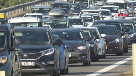 Yollarda tatil dönüşü yoğunluğu başladı