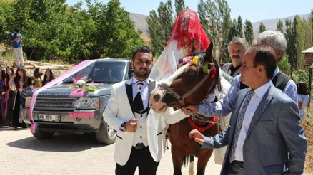 Hakkarili gelin, lüks araç yerine ata bindi