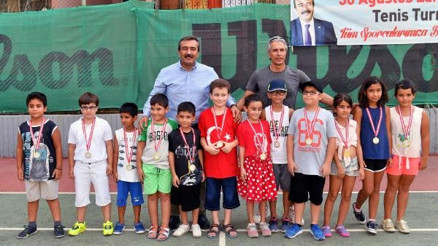 Zafer Bayramı tenis turnuvası ödül töreni