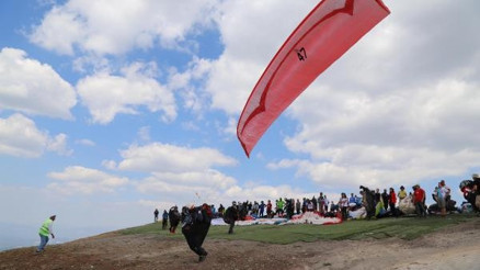 Yamaç paraşütü pilotlar,ı gökyüzünü renklendirdi
