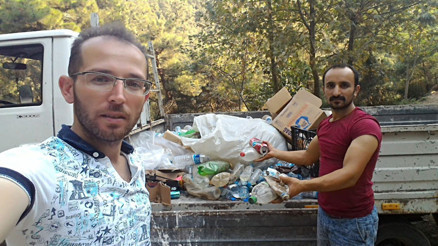 Pikniğe gittiler, bir kamyon çöp topladılar