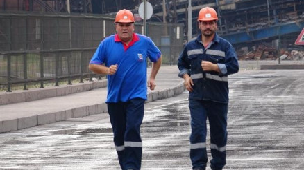 Çelik işçileri, arkadaşlarının cenaze namazına yetişmek için koştu