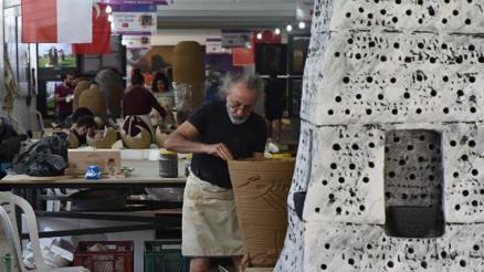 Pişmiş Toprak Sempozyumuna katılan sanatçılar heykel yapıyor