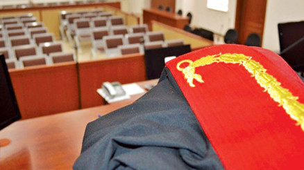 Hem de duruşmada... Göz kırpıp öpücük atmaya 3.750 TL ceza Hem de duruşmada... Göz kırpıp öpücük atmaya 3.750 TL ceza