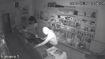 İş yerinden bilgisayar ve telefon hırsızlığı kamerada