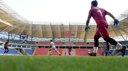 Mersin İdmanyurdu, 5 yıldızlı stadyumundaki ilk amatör maçını kazandı