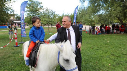 Çocuklar belediyenin etkinliğinde ata binme heyecanı yaşadı