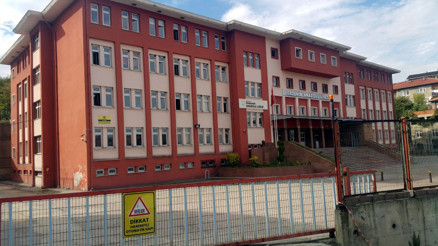 Liseyi karıştıran iddia Kendine kral dairesi yaptırdı Liseyi karıştıran iddia Kendine kral dairesi yaptırdı