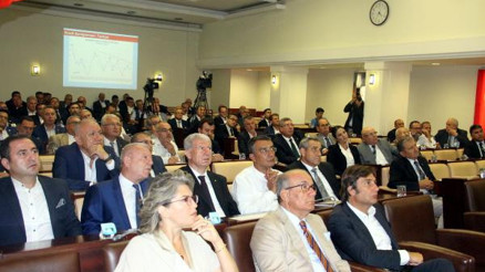 Sanayici fırtınadan çıkmayı bekliyor