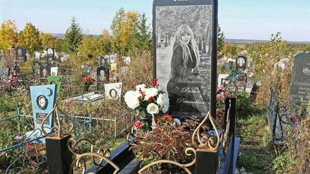 Telefonunu çok seven genç kıza iPhone şeklinde mezar taşı yapıldı