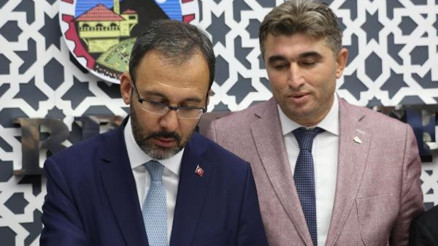 Bakan Kasapoğlu, gençlerle birlikte türkü söyledi (2)