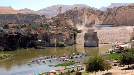 Hasankeyfte sökülen minarenin taşları, numaralandırılarak kültürel parka taşındı