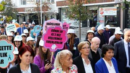 Bando eşliğinde yürüdüler