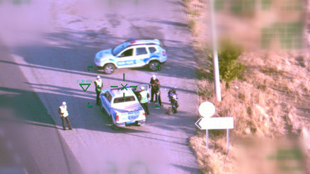 Helikopterdeki polis şefi yoldaki araca ceza kesti Helikopterdeki polis şefi yoldaki araca ceza kesti