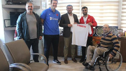 Şampiyon Millilerden, Başkan Yavaşa ziyaret