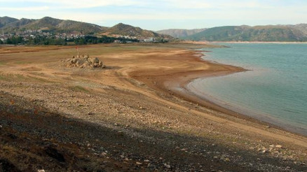 Barajda su çekilince kayalık kıyıda kaldı