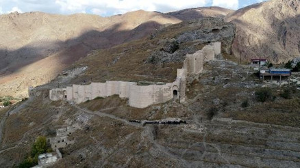 Temelinden, burcuna 788 yıllık Türk kalesi
