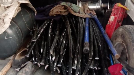 Demir yolundan kablo çalan hırsızlar yakalandı