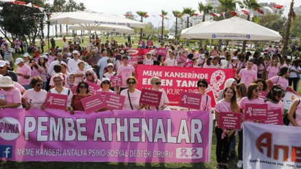 Pembe tişörtleriyle meme kanseri için yürüdüler