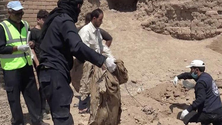 Rakkada toplu mezarlardaki siviller yeniden defnediliyor Rakkada toplu mezarlardaki siviller yeniden defnediliyor