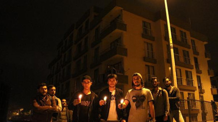 İskanı olmayan binaya kaçak elektrik çekip öğrencilere kiraya vermişler