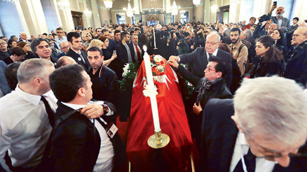 Ara Gülerin tabutuna hangi bayrak örtüldü