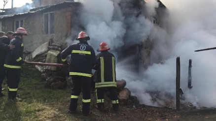 Domaniçte 2 katlı ev yandı