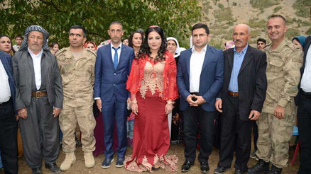 Ayran verirken tanıştılar... Asker ve aşiret kızı evlendi