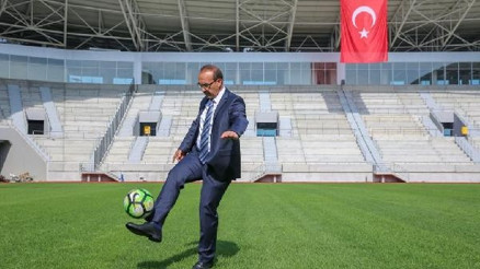 Vali stadı inceledi, top sektirdi