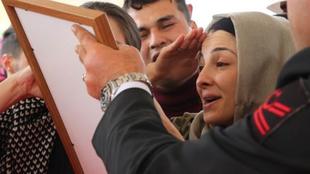 20 gün önce evlendiği şehit eşini asker selamıyla uğurladı