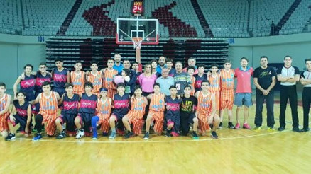 ASATlı basketbolcular sahaya pembe topla çıktı
