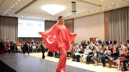 Boluda iğne oyası ile yapılan kıyafetlerin defilesi ilgi çekti