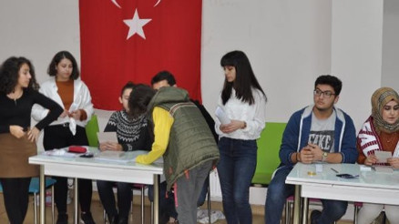 Ünlülerin desteklediği lisedeki başkanlık seçimini Hakan Çelik kazandı