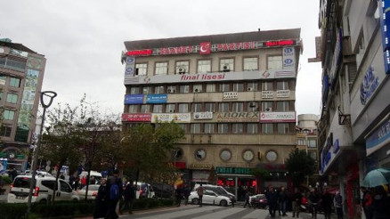 Binadaki intihar girişimlerinden bıkan yönetici, demir kapılı önlem aldı