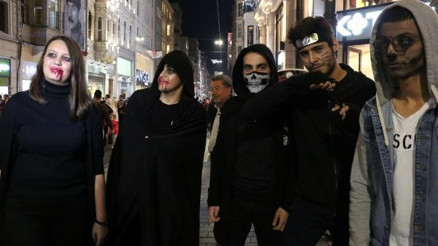 İstiklal Caddesini cadılar bastı
