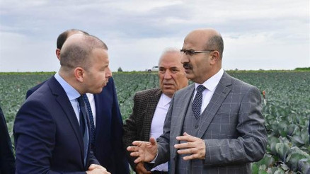 Vali Demirtaş’tan Karataş ilçesindeki tarım alanlarına ziyaret etti