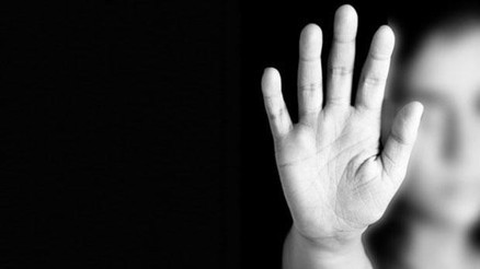 Öğretmen masasında 20 öğrenciye istismar