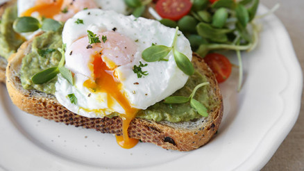 Evde avokadolu poşe yumurta nasıl yapılır Evde avokadolu poşe yumurta nasıl yapılır