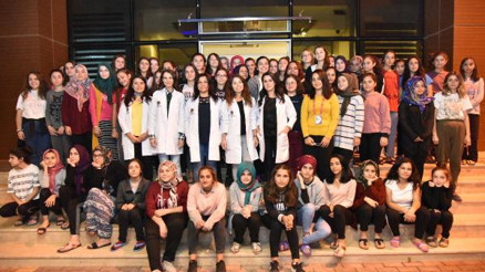 Kız öğrenciler yangın tatbikatında