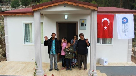 Barakada yaşayan 6 kişilik aile, yeni evlerine kavuştu