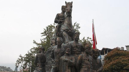 Atayı anarken gözleri doldu