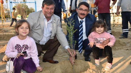 İlk fidanı Başkan Çelik ve çocuklar dikti