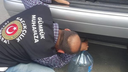 Sınır kapısında otomobil yakıt deposunda 140 kilo bal ele geçirildi