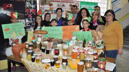 Afyonkarahisarda öğrencilerden farkındalık standı