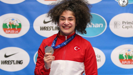 Milli güreşçi Ayşegül Özbeğeden gümüş madalya