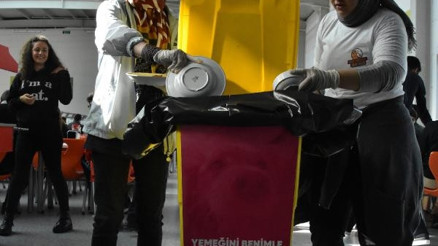 Okuldaki yemek artıklarıyla sahibi cezaevinde olan 15 köpeği besliyorlar